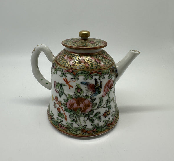 Bell Shaped Teapot. Chinese Porcelain. Rose Medallion. Qing 19th century. 4 1/2"