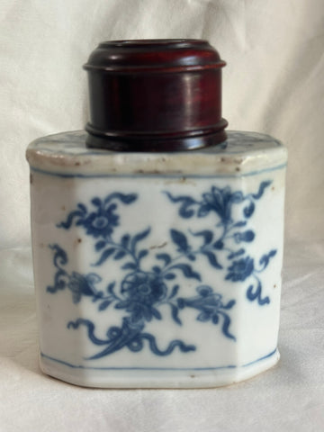 Tea Caddy. Chinese Export Blue and White Porcelain. Wood Lid. 17th/18th Century