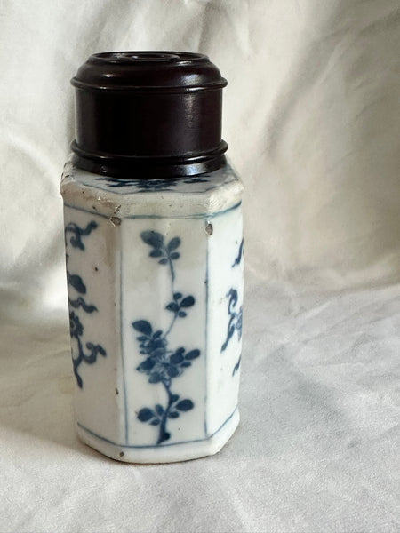 Tea Caddy. Chinese Export Blue and White Porcelain. Wood Lid. 17th/18th Century