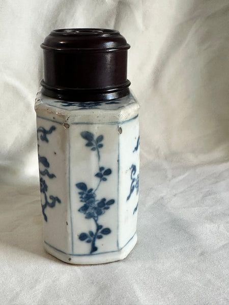 Tea Caddy. Chinese Export Blue and White Porcelain. Wood Lid. 17th/18th Century