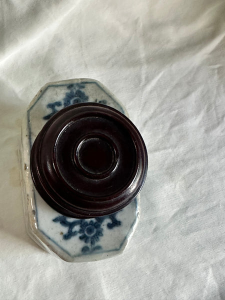 Tea Caddy. Chinese Export Blue and White Porcelain. Wood Lid. 17th/18th Century