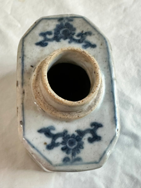 Tea Caddy. Chinese Export Blue and White Porcelain. Wood Lid. 17th/18th Century