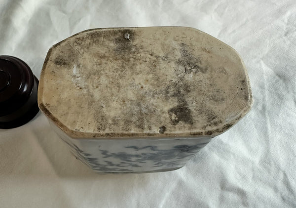 Tea Caddy. Chinese Export Blue and White Porcelain. Wood Lid. 17th/18th Century