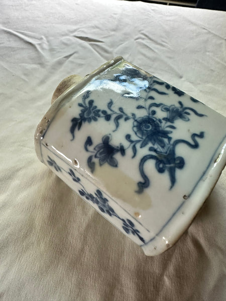 Tea Caddy. Chinese Export Blue and White Porcelain. Wood Lid. 17th/18th Century
