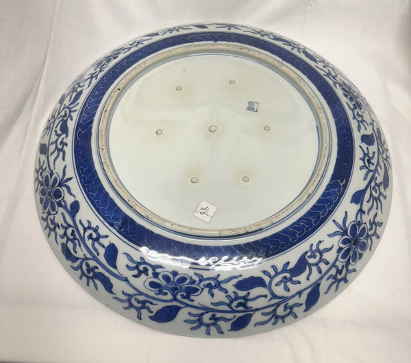 Large Japanese Imari Charger. Late 19th Century. 18" diameter