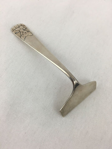 Child's Food Pusher in 800 Silver. Baby Deer on Brick Wall